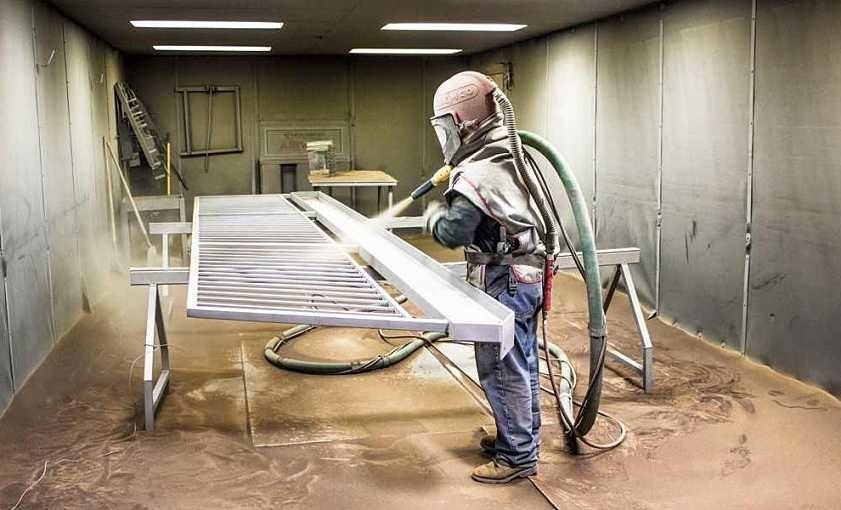 Large Steel Profile Sand Blasting Room Metal Parts Rust Removal For